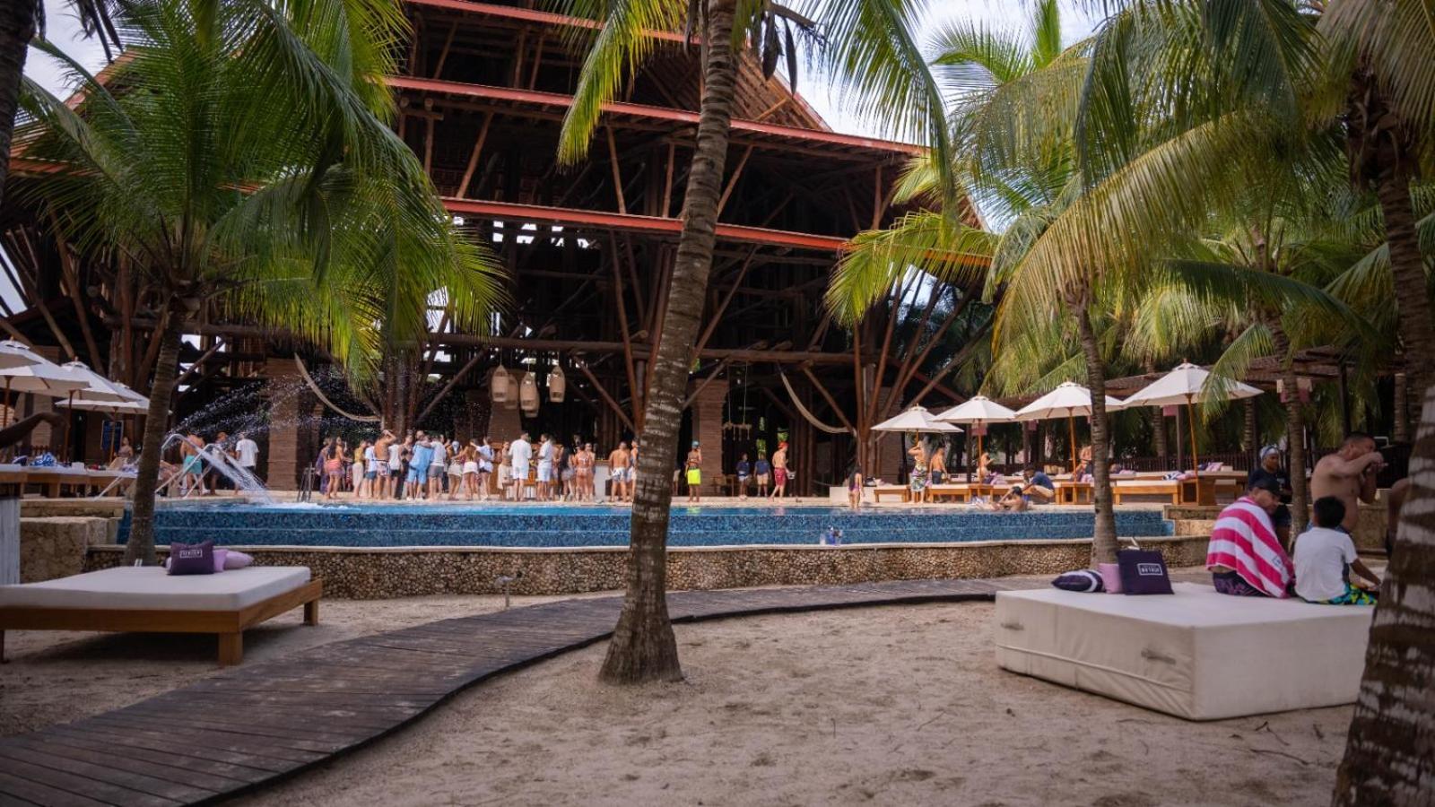 Castillete & Club Tierra Bomba